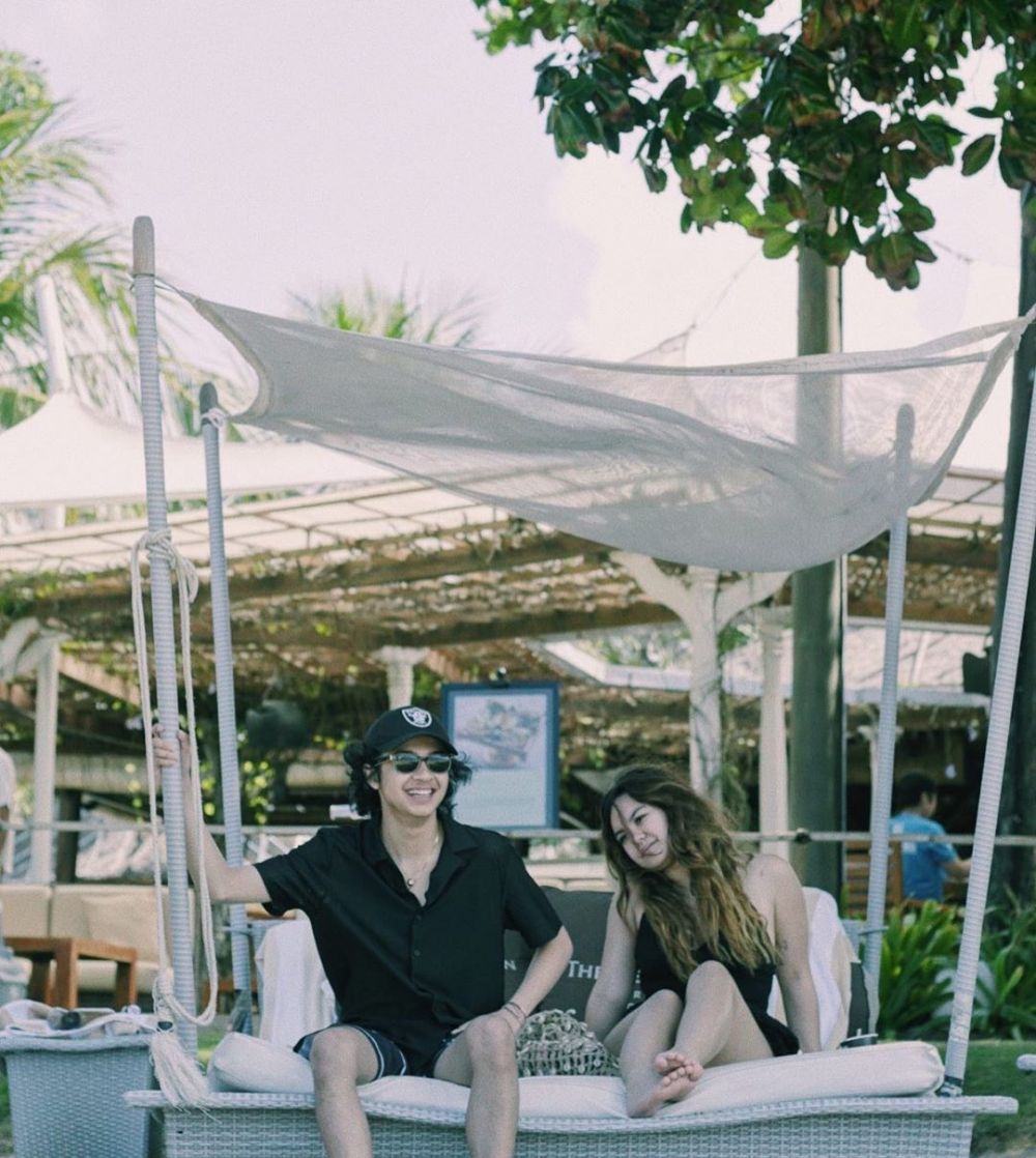 7 Potret gaya pacaran Shafa Harris dan Bastian Steel, mesra abis