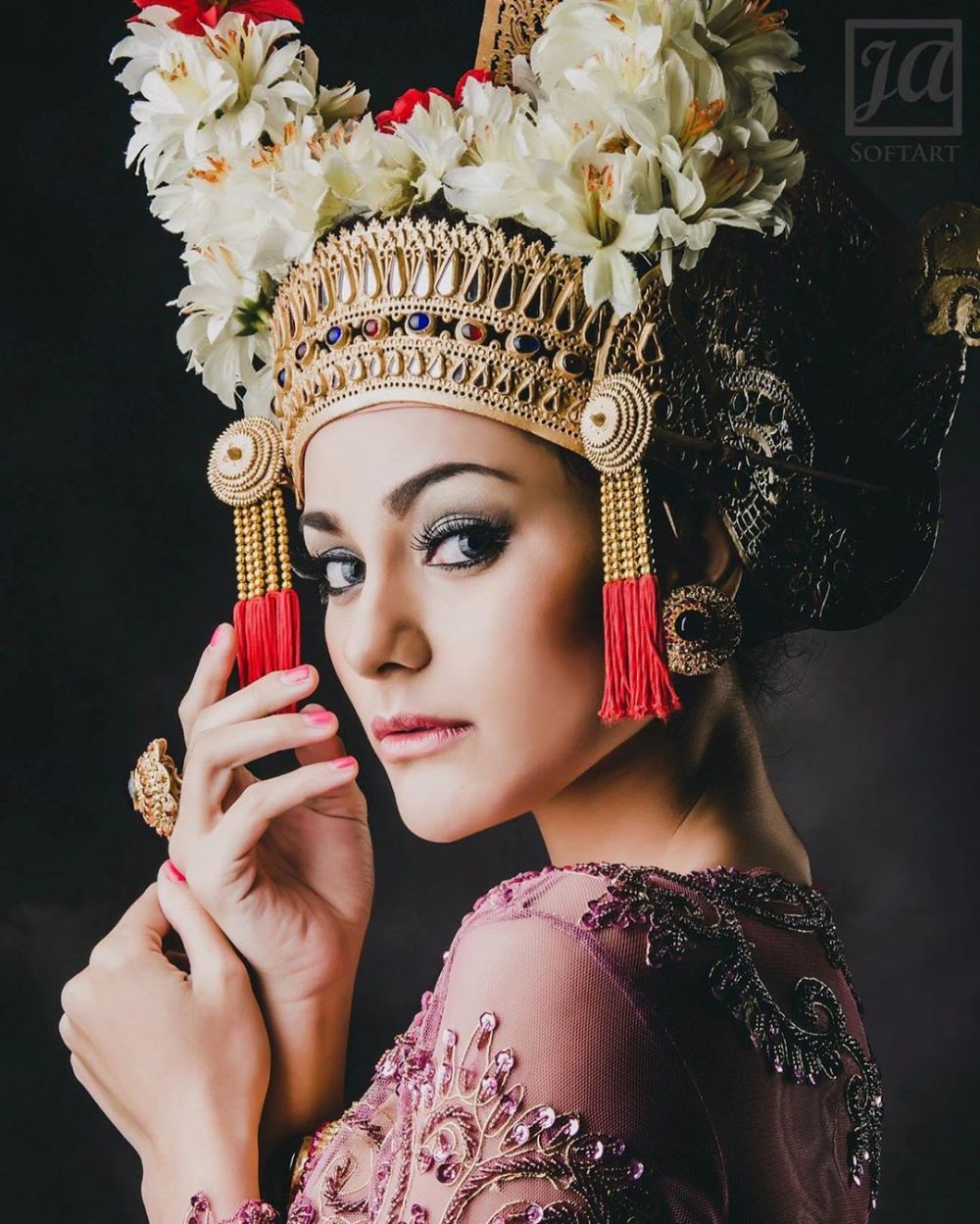 7 Potret Nora Alexandra kenakan mahkota putri Bali, memesona