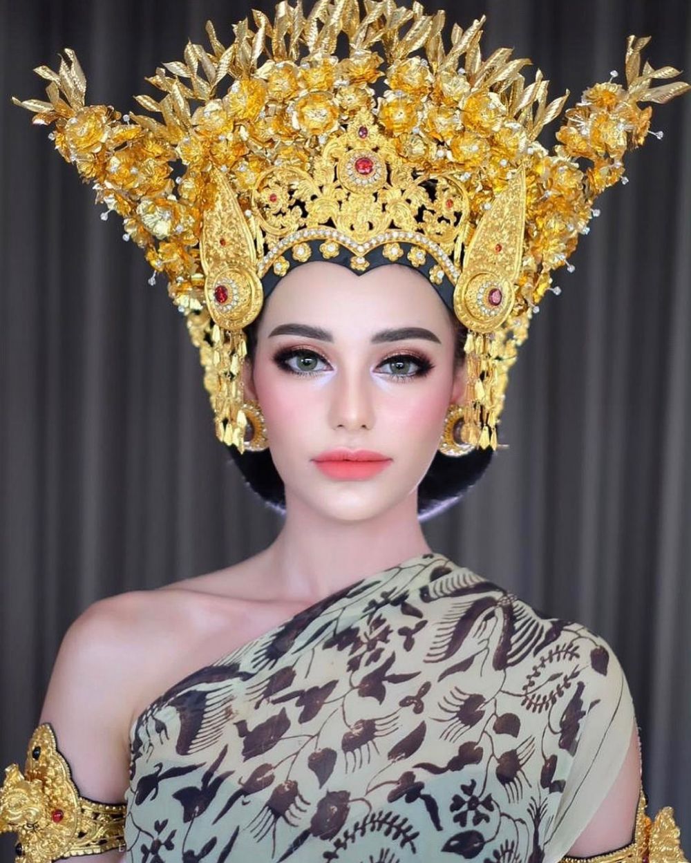 7 Potret Nora Alexandra kenakan mahkota putri Bali, memesona