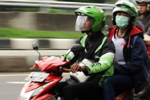 Jemput penumpang, motor pengemudi ojek online ini bikin kaget