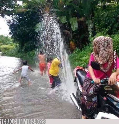 10 Kelakuan nyeleneh orang lagi kebanjiran ini bikin geleng kepala