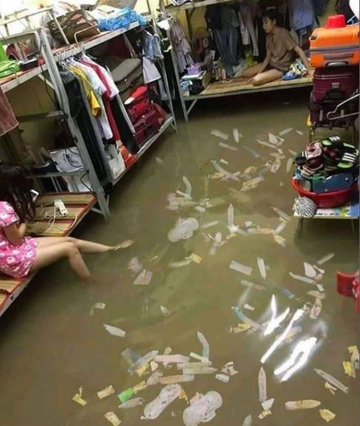 10 Kelakuan nyeleneh orang lagi kebanjiran ini bikin geleng kepala