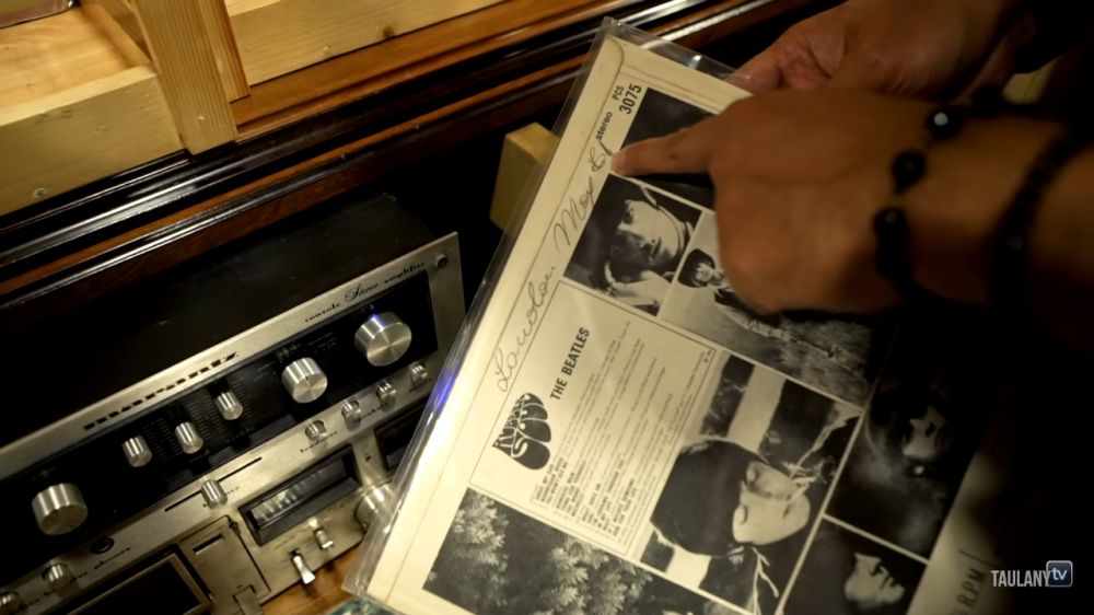 10 Potret studio musik Andre Taulany, banyak aksesori The Beatles