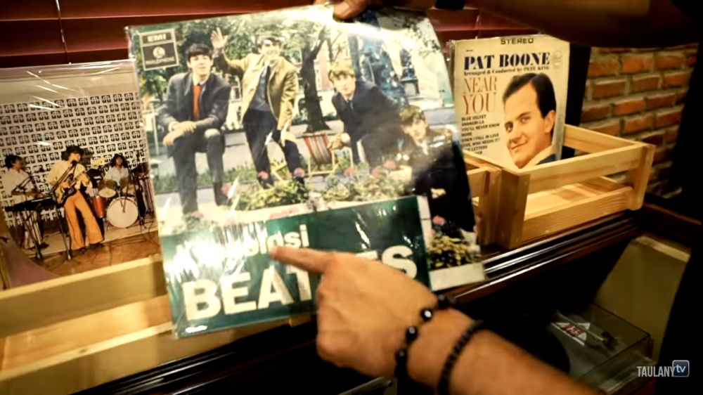 10 Potret studio musik Andre Taulany, banyak aksesori The Beatles