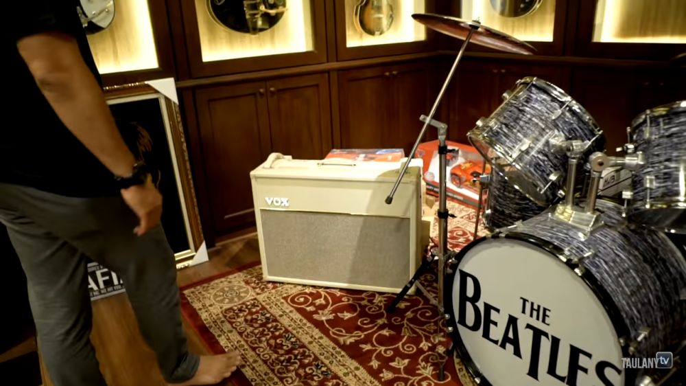10 Potret studio musik Andre Taulany, banyak aksesori The Beatles