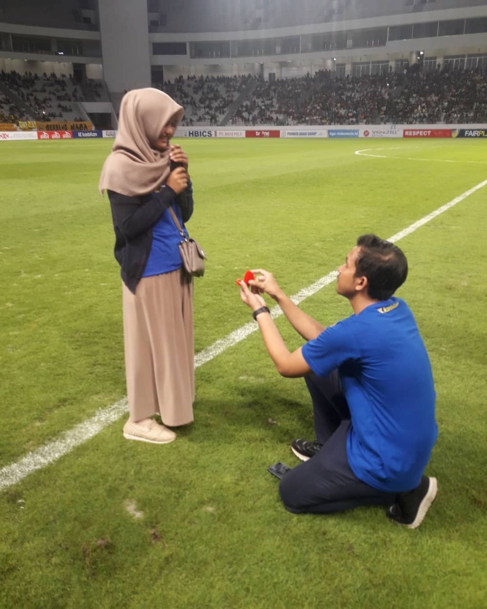 Pria ini lamar kekasihnya di tengah laga sepak bola Liga Indonesia