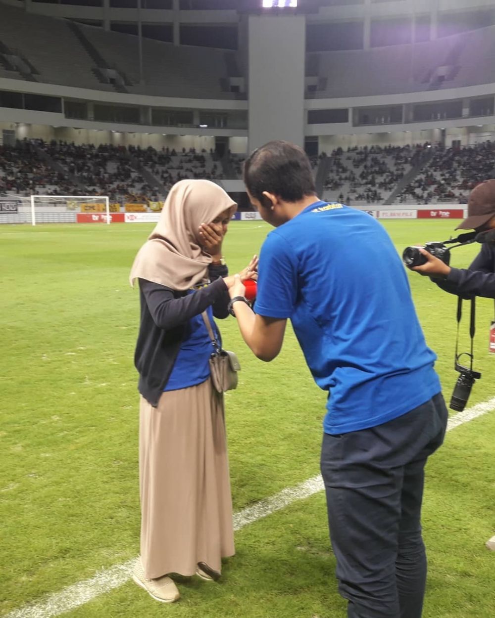 Pria ini lamar kekasihnya di tengah laga sepak bola Liga Indonesia