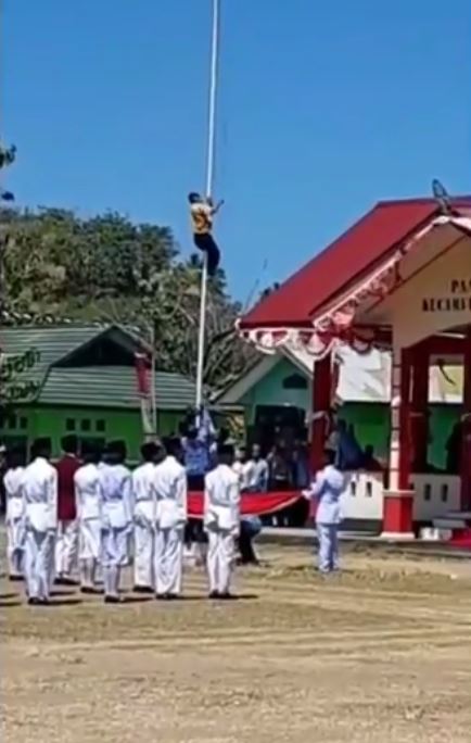 Aksi heroik siswa SMP panjat tiang saat upacara kemerdekaan ke-74