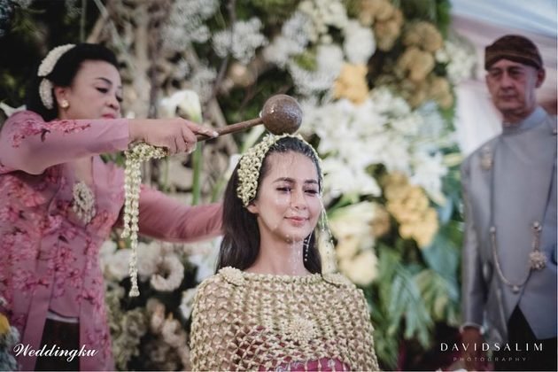 Penampilan 7 seleb saat siraman jelang nikah ini memesona