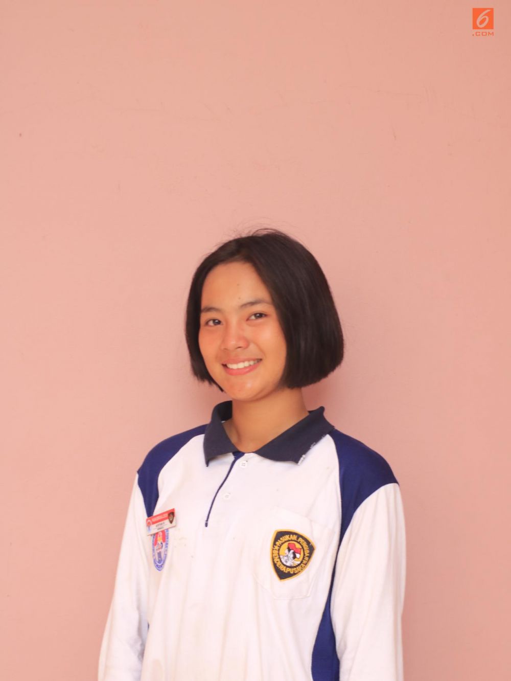 8 Potret Aisyah Rahmawati, pembawa baki di upacara penurunan HUT ke-74