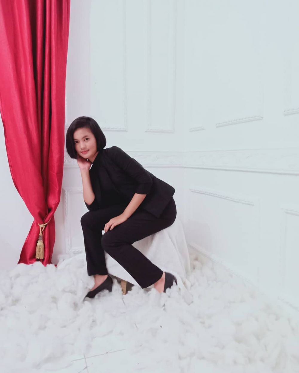 8 Potret Aisyah Rahmawati, pembawa baki di upacara penurunan HUT ke-74