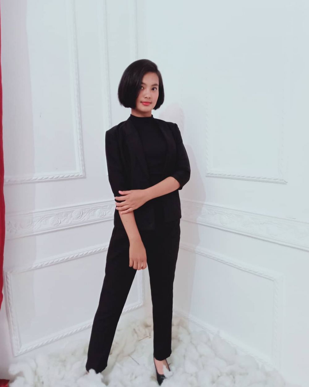 8 Potret Aisyah Rahmawati, pembawa baki di upacara penurunan HUT ke-74