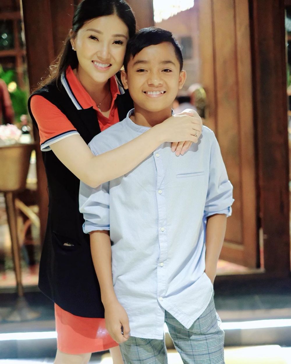 8 Potret kedekatan Sarwendah dengan Betrand Peto anak angkatnya