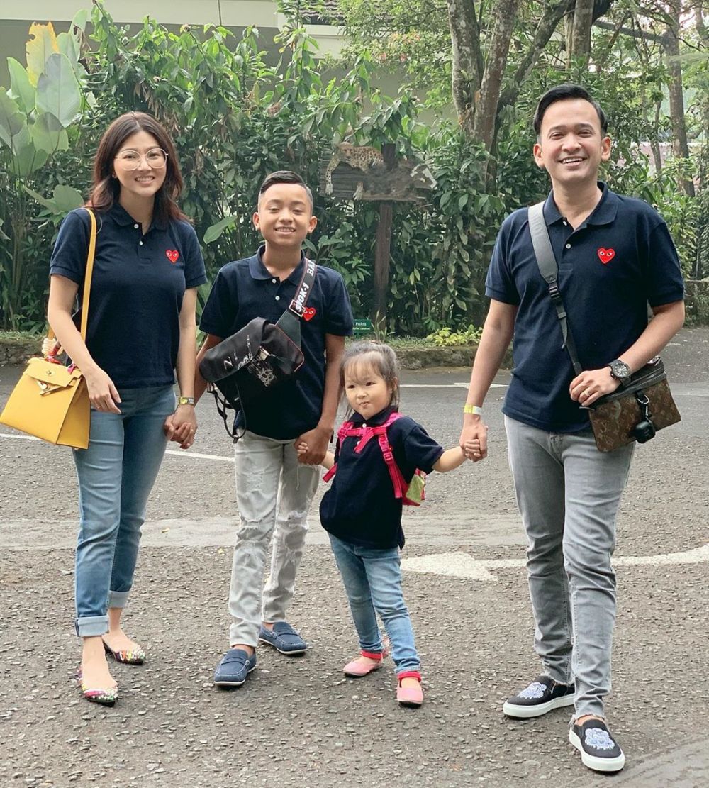 8 Potret kedekatan Sarwendah dengan Betrand Peto anak angkatnya