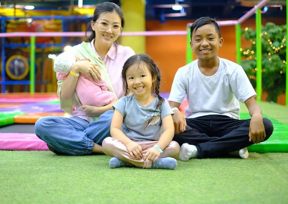 8 Potret kedekatan Sarwendah dengan Betrand Peto anak angkatnya