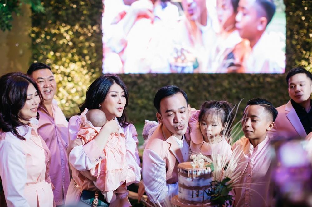 8 Potret kedekatan Sarwendah dengan Betrand Peto anak angkatnya