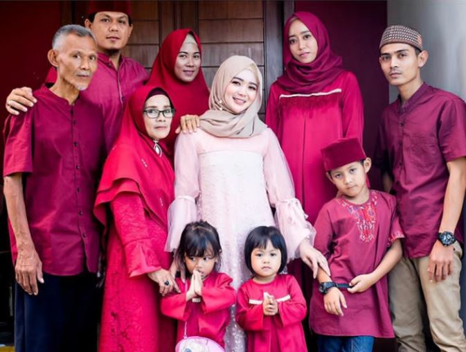 Kerap tampil seksi, ini 9 potret Wika Salim pakai busana tertutup