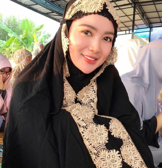 Kerap tampil seksi, ini 9 potret Wika Salim pakai busana tertutup
