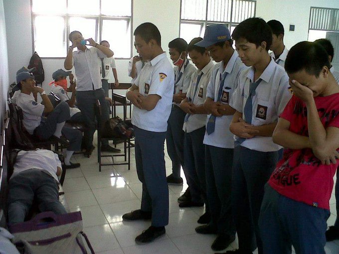 10 Parodi kocak murid hajatan di kelas ini bikin nyengir