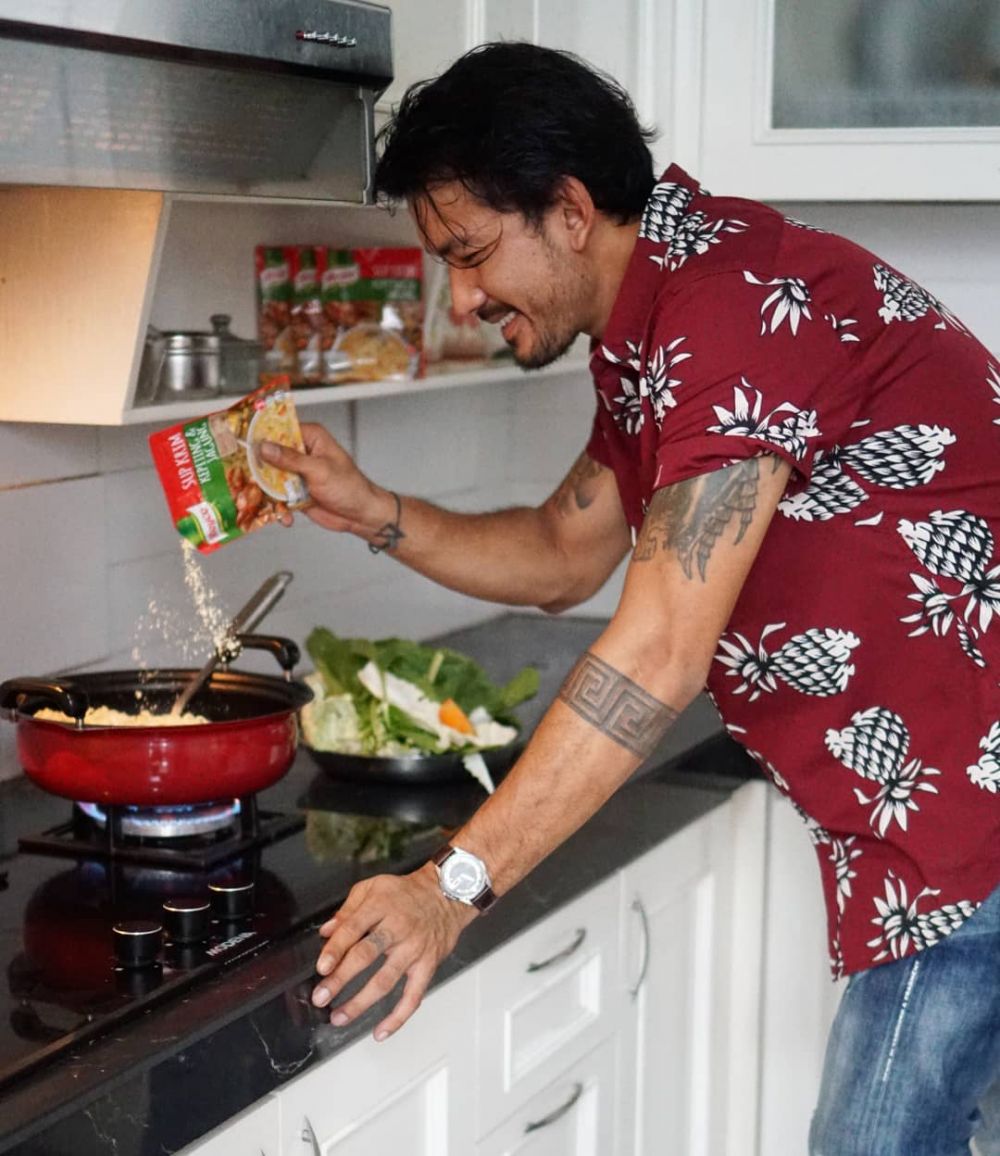 12 Potret rumah Atiqah Hasiholan & Rio Dewanto, modern minimalis