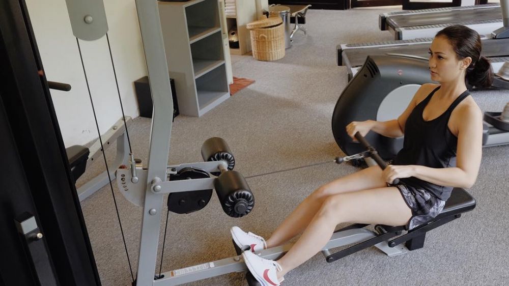 12 Potret rumah Atiqah Hasiholan & Rio Dewanto, modern minimalis