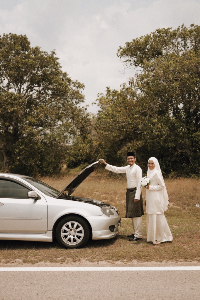 Mobil mogok di tepi jalan, foto pasangan pengantin ini keren
