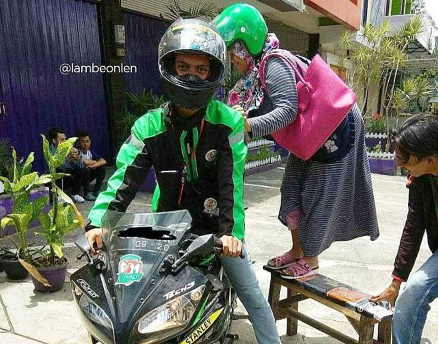10 Kelakuan nyeleneh emak-emak naik ojek online bikin tepuk jidat
