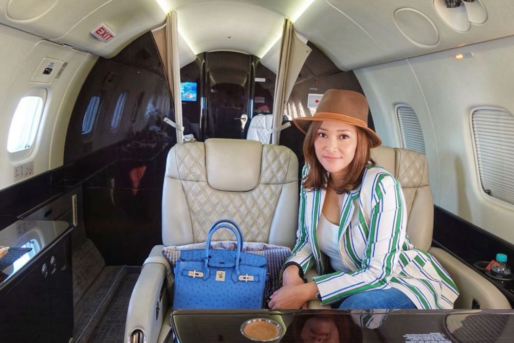 Unggah foto naik private jet, tas Maia Estiyanti curi perhatian