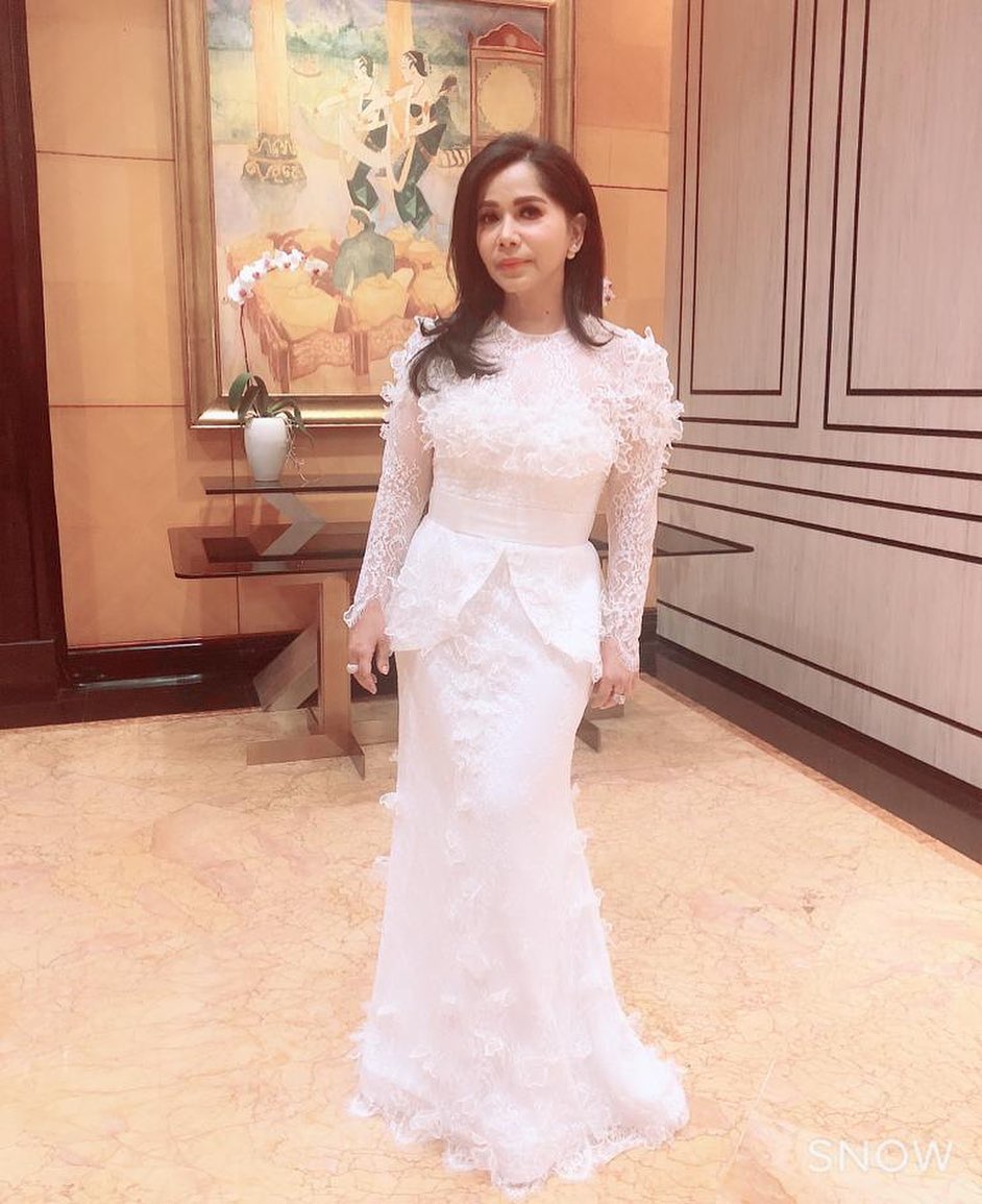 12 Potret terbaru pedangdut Iis Sugianto, terlihat awet muda