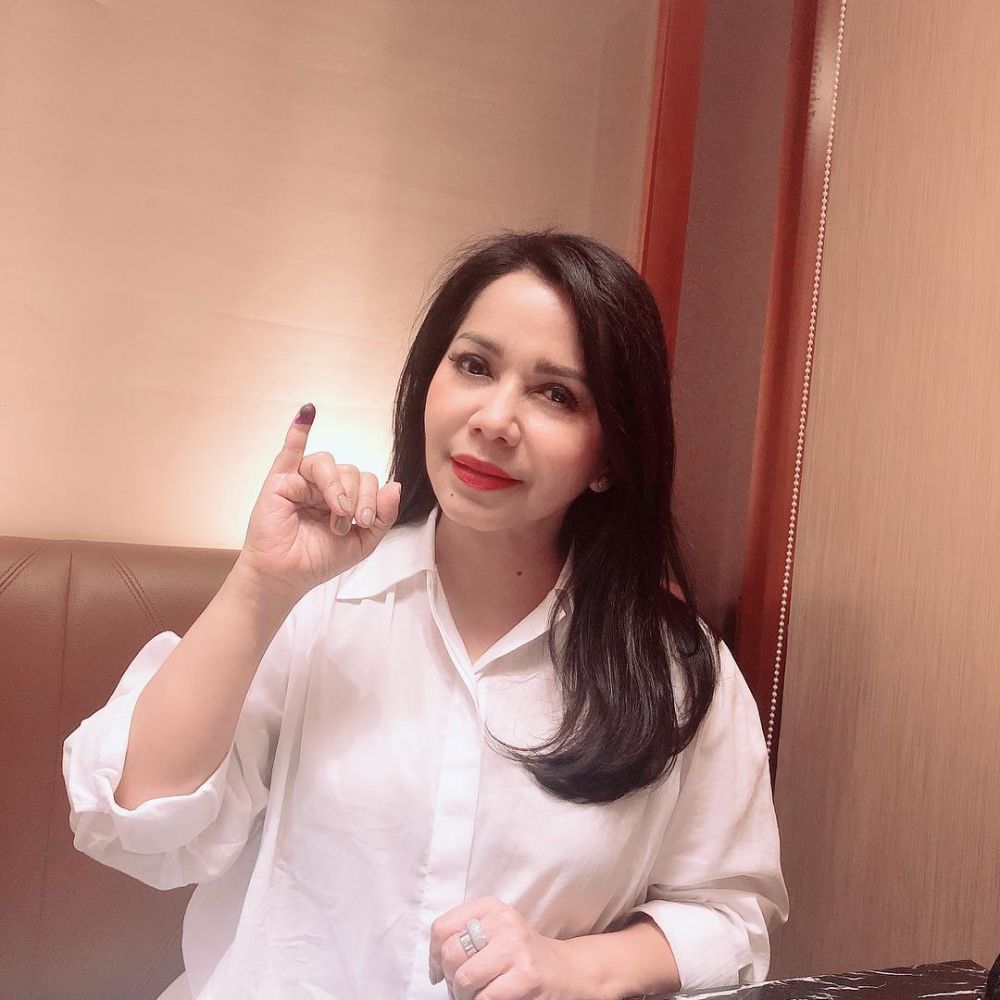 12 Potret terbaru pedangdut Iis Sugianto, terlihat awet muda