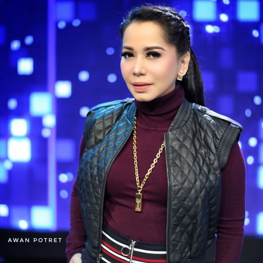 12 Potret terbaru pedangdut Iis Sugianto, terlihat awet muda