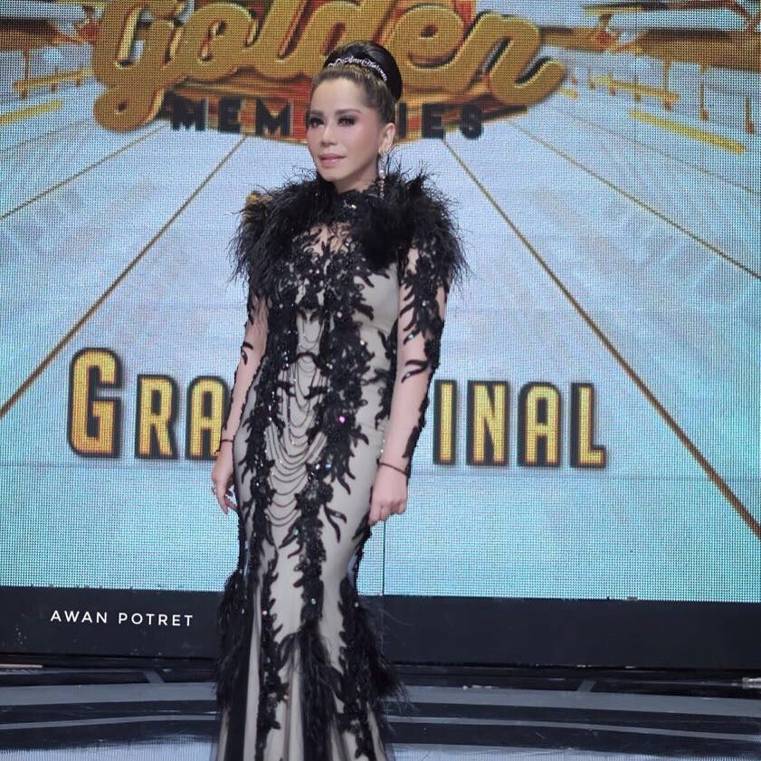 12 Potret terbaru pedangdut Iis Sugianto, terlihat awet muda