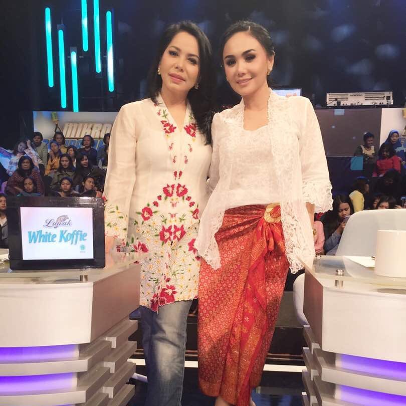 12 Potret terbaru pedangdut Iis Sugianto, terlihat awet muda