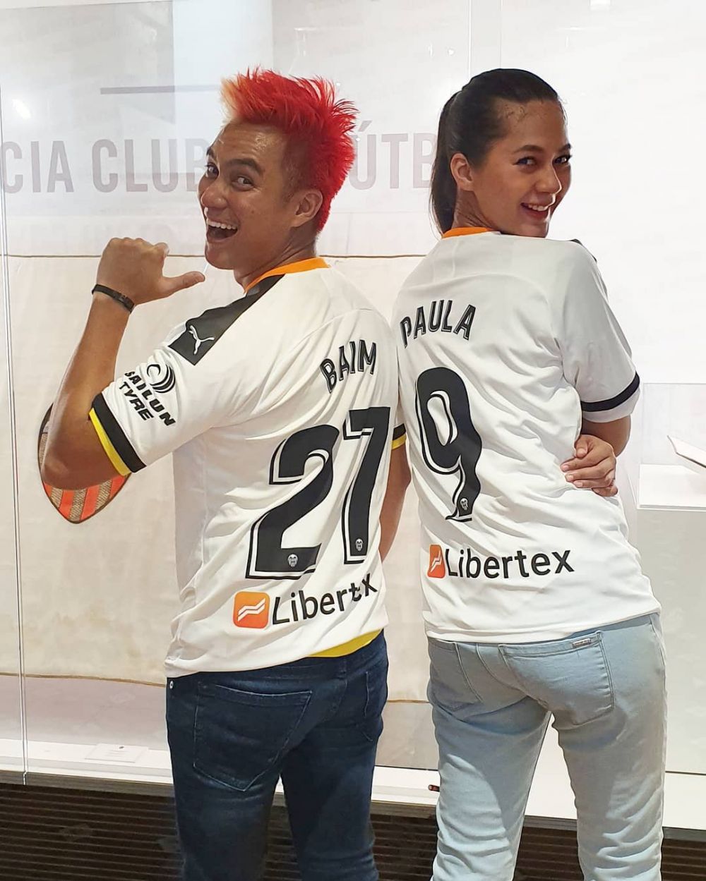 9 Momen babymoon Baim Wong & istri di Spanyol, nonton sepak bola