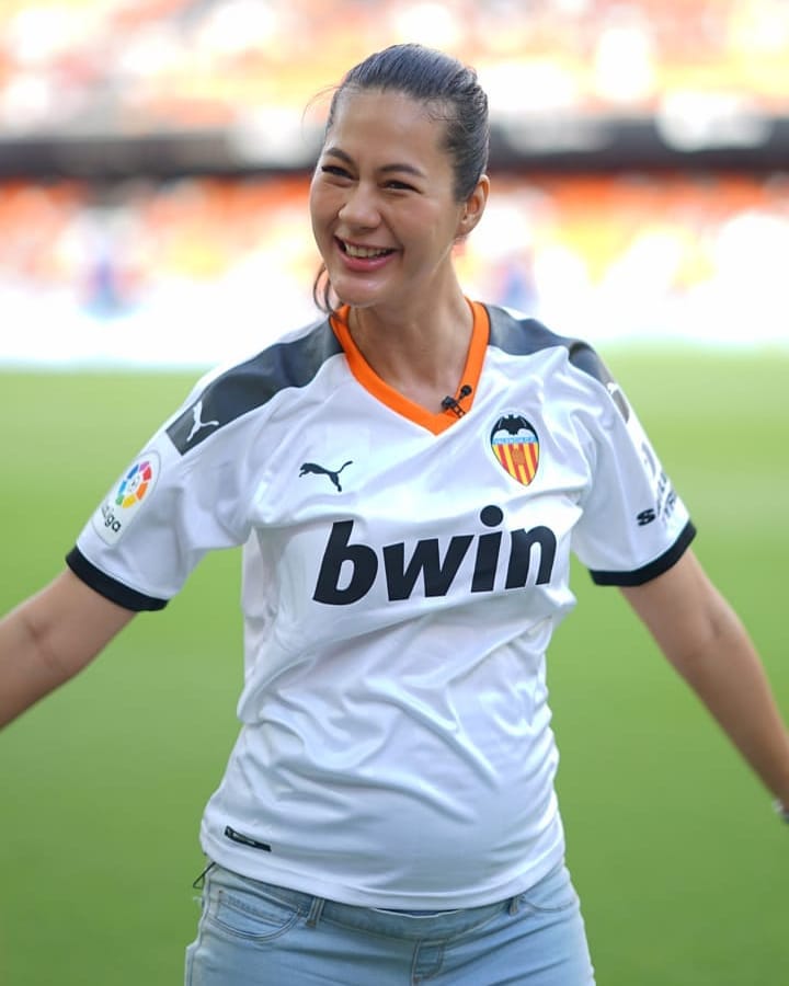 9 Momen babymoon Baim Wong & istri di Spanyol, nonton sepak bola