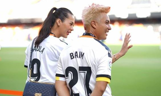 9 Momen babymoon Baim Wong & istri di Spanyol, nonton sepak bola