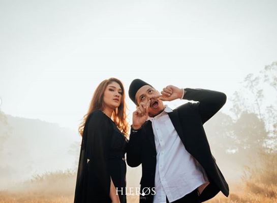 9 Momen prewedding Tretan Muslim dan kekasihnya, gayanya kocak
