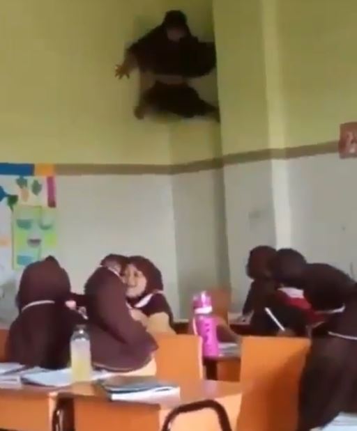 10 Aksi siswa terlalu santai di sekolah ini bikin nyengir