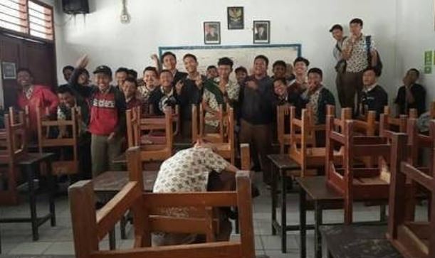 10 Aksi siswa terlalu santai di sekolah ini bikin nyengir
