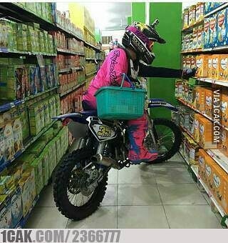 10 Kelakuan bapak-bapak saat naik motor ini bikin geleng kepala