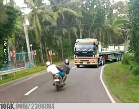 10 Kelakuan bapak-bapak saat naik motor ini bikin geleng kepala