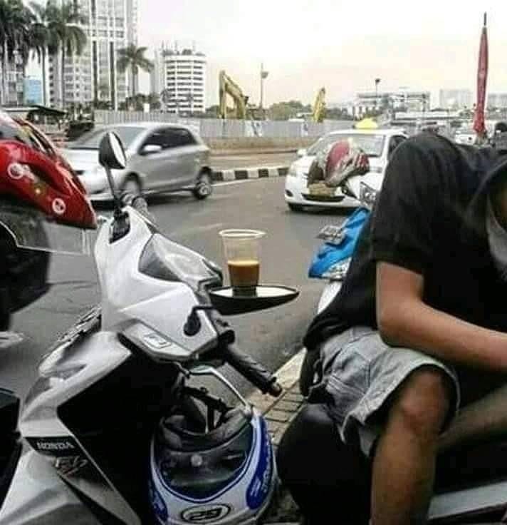 10 Kelakuan bapak-bapak saat naik motor ini bikin geleng kepala