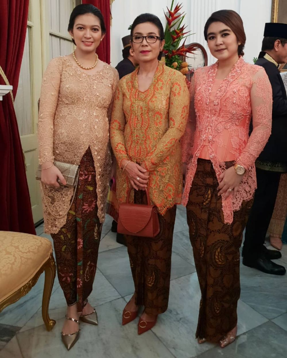 5 Potret baby bump Selvi Ananda saat berkebaya, anggun memesona