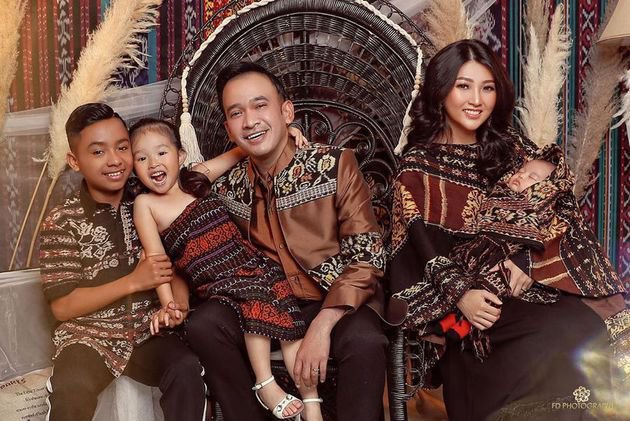 6 Gaya pemotretan keluarga Ruben Onsu bertema etnik, ada Betrand