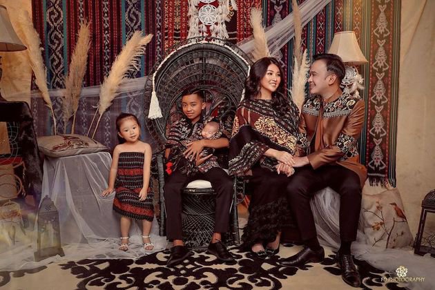 6 Gaya pemotretan keluarga Ruben Onsu bertema etnik, ada Betrand