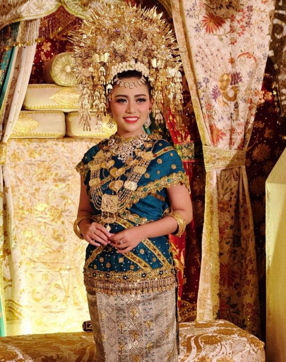 Intip penampilan 5 seleb di malam bainai, penuh keceriaan