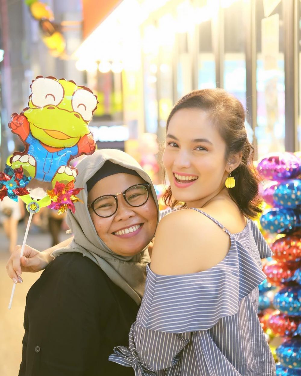 Potret kedekatan 7 seleb dan asisten pribadinya, bak saudara