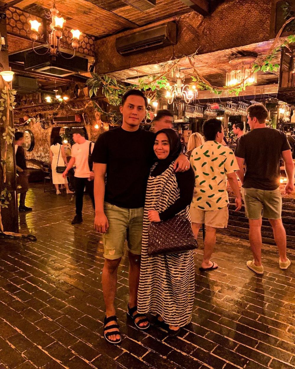 9 Potret liburan Muzdalifah & Fadel di Bali, lengket bak prangko