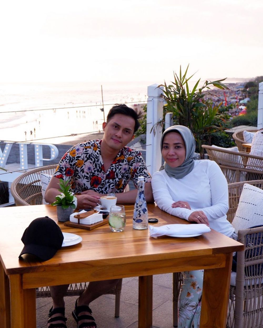 9 Potret liburan Muzdalifah & Fadel di Bali, lengket bak prangko