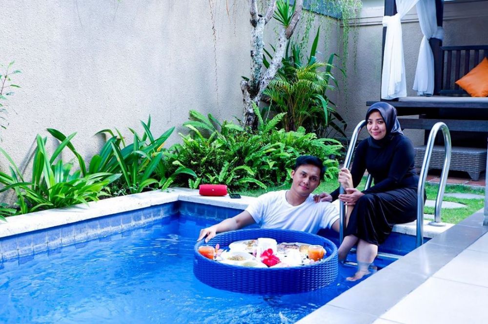 9 Potret liburan Muzdalifah & Fadel di Bali, lengket bak prangko